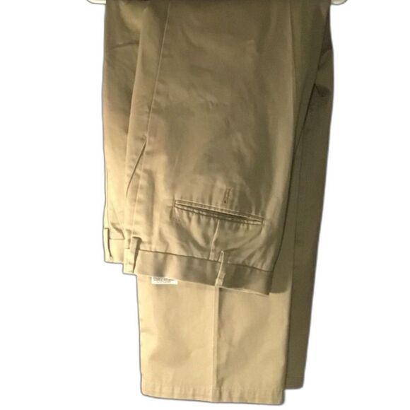 Dockers Signature Khaki Classic Fit D3, Tan, 40 x 32 - Picture 1 of 4